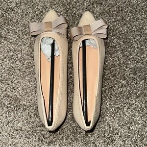 Women’s Flats with Bow tie Pointed Toe Cream Tan Business Casual Size 5